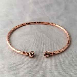 Brazalete Ajustable de Alambre de Cobre Martillado, Estilo Étnico - Product Image 6