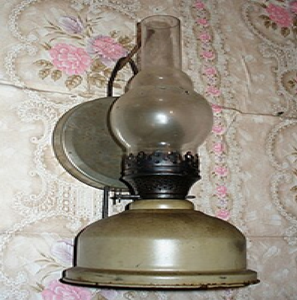 Wall-mounted vintage <b>brass</b> oil <b>lantern</b> featuring a circular reflective back reflector dish.available at wholesale prices. - Product Image 1