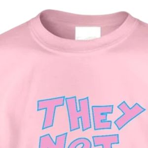 เสื้อยืดแขนสั้นลายกราฟิกสีชมพูสำหรับวัยรุ่น ลายพิมพ์ตัวอักษรสีชมพูเข้ม "They Not Like Us" คอกลม สไตล์ลำลอง แฟชั่นวัยรุ่น ใส่ได้ทุกวัน - Product Image 2