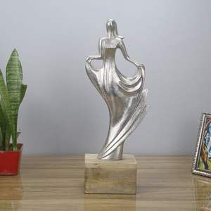 Escultura moderna de aluminio fundido que expresa un equilibrio orgánico, una composición pensada y el espíritu de la innovación artística. - Product Image 4