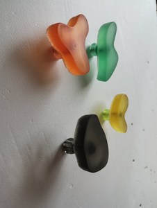 Poignée de meuble moderne et artistique en résine givrée, abstraite et irrégulière, colorée, pour tiroir ou armoire - Product Image 6