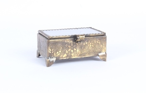 Boîte à bijoux artisanale en métal avec couvercle en verre gravé floral, rangement pour colliers et bagues, décorative pour mariage et coiffeuse - Product Image 3
