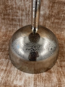 Mesa de Bar de Aluminio Fundido Refinado con Columna Martillada, Tapa Redonda, Base de Cúpula, Soporte Estable, Acabado Duradero, Toque Chic Contemporáneo - Product Image 4