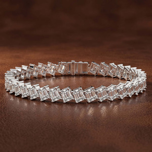 Bracelet tennis élégant fait main par un designer, en or rose 10 carats, avec émeraude Agatha et diamant de laboratoire (7 carats) Tw. Bijoux au travail de détail soigné et raffiné - Product Image 4