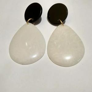 Boucles d'oreilles pendantes rondes en résine faites à la main, écologiques, modernes et élégantes, bijoux de mode pour femmes, pour les sorties quotidiennes, à prix de gros - Product Image 1