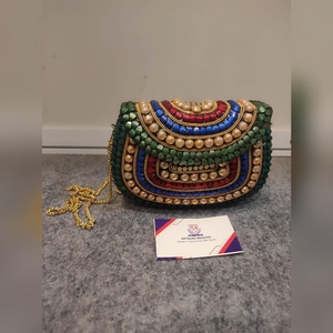 Sac à main de soirée en forme d'œil, style bohème moderne et contemporain, motif mosaïque, avec accents de cristaux étincelants et chaîne métallique, pour tenues élégantes - Product Image 2