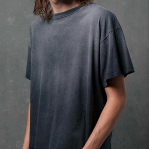 T-shirt surdimensionné à épaules tombantes en coton peigné doux de haute qualité, effet délavé soleil, imprimé Realtree Camo DTG pour homme - Product Image 1