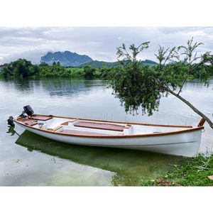 Bateau à rames Whitehall en composite et bois OMH K241 de 18 pieds pour 6 personnes, utilisation à rames et à moteur, 549,9 L x 138,9 L x 69,8 H cm - Product Image 2