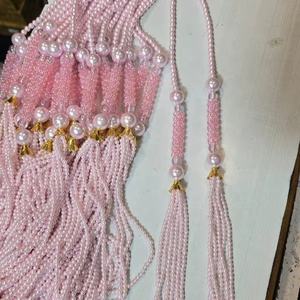 Elegante conjunto de collar con borlas de perlas en rosa rubor, diseñado para añadir un toque de gracia a los atuendos nupciales festivos y tradicionales, con borlas suaves. - Product Image 1