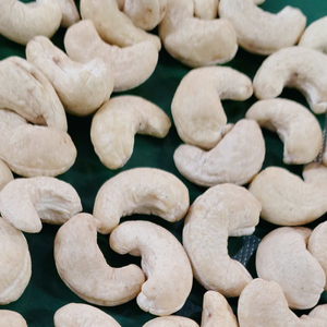 Meilleur prix pour les noix de cajou en vrac, noyaux de cajou, emballage de marque privée SANTIGO - Product Image 1