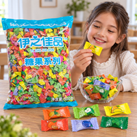 Assortiment de bonbons dans des emballages individuels colorés pour les boutiques de détail et les tables de bonbons de mariage