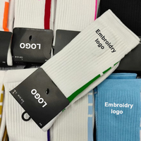 Chaussettes de compression unisexes pour le sport, la course et le basketball, avec logo personnalisé OEM, base épaisse classique, respirantes et absorbant la transpiration.