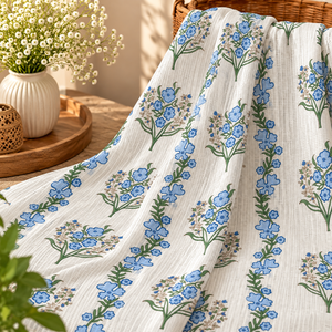 Tissu en coton tissé de qualité supérieure avec des imprimés floraux bleus pour la confection de vêtements et les projets de couture, ainsi que pour la décoration de la maison. - Product Image 1