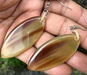 Pendientes de boda modernos y ecológicos de cuerno de vaca ovalado, pulidos, color marrón beige natural, con patrón colorido, joyería hecha a mano - Product Image 4