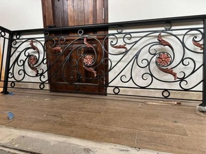 Barandilla de balcón de hierro forjado a mano con un diseño tradicional de volutas; montada en la pared, resistente al óxido y fácil de instalar. - Product Image 5