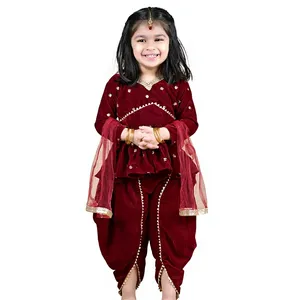Kurta de terciopelo con adornos y mangas largas, dupatta y dhoti liso - Color granate - Product Image 1