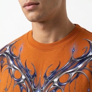 Camiseta gótica naranja estilo streetwear con gráficos de alas cromadas y adornos de estrellas celestiales - Product Image 2