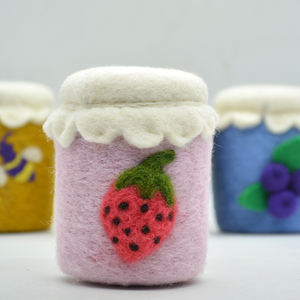 Confiture de fraises en feutre de laine 100% naturelle - Jouet alimentaire artisanal |   Jouet de simulation pour enfants |   Jouets en peluche - Product Image 2