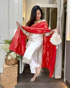 Ensemble Salwar / Kurta élégant et tendance en tissu de soie pure de haute qualité, avec broderies et sequins, coupe droite et bordure. - Product Image 3