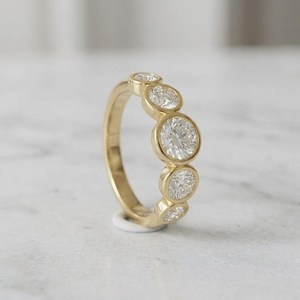 แหวนแต่งงานทรงกลมคลาสสิกประดับเพชรห้าเม็ด ทองคำแท้ 14K เพชรเลี้ยงในห้องปฏิบัติการ ของขวัญพิเศษสำหรับคนสำคัญ ขอแต่งงาน - Product Image 4
