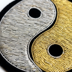 Écusson Symbole Yin Yang Rond pour Tenue de Karaté, Badge Circulaire Fait Main en Argent et Or pour Casquette - Product Image 4