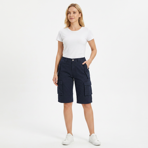 Pantalones cortos Bermuda azul marino para hombre, de cintura media, estilo workwear de lona con múltiples bolsillos y cierre de botón. - Product Image 3