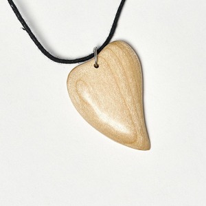 Collier avec pendentif en forme de cœur en bois, finition lisse, bois naturel couleur beige, cordon noir, bijoux - Product Image 1