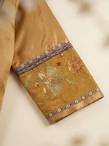 Bata Larga para Mujer Color Terracota con Panel Suzani Bordado a Mano, Kimono Tradicional Hecho a Mano, Viscosa/Algodón - Product Image 5