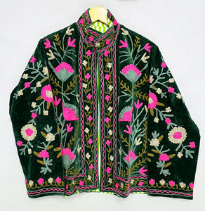 Veste en velours brodée personnalisée pour femmes avec poches |   Vêtements d'extérieur de qualité supérieure en gros - Product Image 3