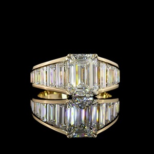Bague de fiançailles vintage en or jaune 14 carats avec diamant taille émeraude de 2 carats certifié IGI, sertie en canal, avec bande baguette - Product Image 1