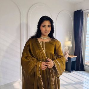 ชุดเดรสผ้าชีฟองเนื้อหนัก Burberry ดีไซน์หรูหรา พร้อมลูกไม้ประดับอย่างสวยงาม กางเกงปาลาซโซ่ และผ้าคลุมไหล่เข้าชุด สำหรับผู้หญิง สวมใส่ในงานแต่งงาน งานเลี้ยง และงานเฉลิมฉลองต่างๆ - Product Image 1