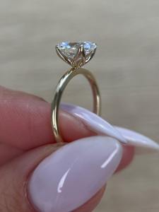 Bague de fiançailles solitaire ovale 1 carat _ Diamant de laboratoire certifié IGI D-VVS1 _ Or massif 14 carats sertissage tulipe - Product Image 4