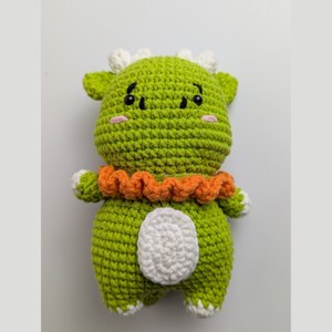 JNC Macramé, Peluche de Dinosaurio Verde Suave, Hecho a Mano con Hilo de Algodón y Poliéster - Product Image 1