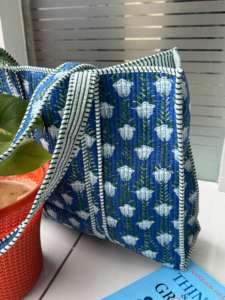 Sac fourre-tout matelassé imprimé à la main, motif floral multicolore, en tissu de coton d'hiver, avec deux bretelles, tendance - Product Image 4