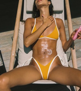 Conjunto de Bikini Amarillo Brillante con Ribete Blanco en Contraste, Braguita con Lazos Laterales, Escote Triangular, Spandex y Nylon, Fabricante OEM ODM - Product Image 4