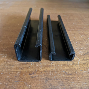 Riel de Acero en U Negro con Orificios Ovalados para Montaje de Cercas/Postes de Señalización, Compatible con Motores, Bombas y PLC - Product Image 3
