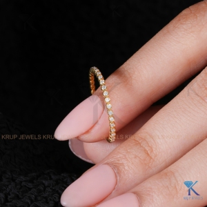 Bague d'éternité entièrement sertie de diamants ronds dans un or jaune massif 14 carats, empilable, minimaliste, pour femme, pour mariage ou anniversaire. - Product Image 6