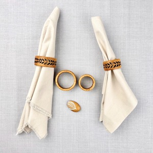 Anneau de serviette décoratif en bois avec découpe en forme de feuille, idéal pour les tables de repas dans les hôtels, restaurants et complexes hôteliers. - Product Image 2