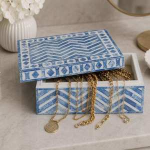Boîte à bijoux en bois marocaine SOFIYA CRAFT avec incrustations et fermeture à boucle, bleu et blanc, forme rectangulaire, boîte de rangement solide - Product Image 2