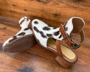 Venta superior Pelo genuino en botas de cuero de vaca Western Dos correas de tobillo con hebillas adornadas Botas de vaquera Botines de Punta puntiaguda para mujeres - Product Image 4