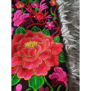 Bolso de Hombro Bordado a Mano con Diseño Étnico Hmong Único, Decorado con Pompones Coloridos para un Look Bohemio y Divertido - Product Image 2