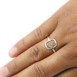 แหวนดีไซน์สวยงามสไตล์อาร์ตเดโคประดับด้วยพลอยมูนสโตนทรงกลมธรรมชาติหลากสี  ทำจากเงินแท้ 925 - Product Image 2