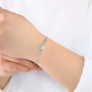 Bracelet artisanal en argent sterling et zircon, chaîne minimaliste avec pierres précieuses, bijou élégant et scintillant pour femme - Product Image 1