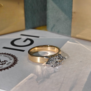 Anillo de compromiso y boda clásico con diamante marquise de 3 quilates cultivado en laboratorio, certificado IGI, engaste invisible en oro, ideal para fiestas. - Product Image 5