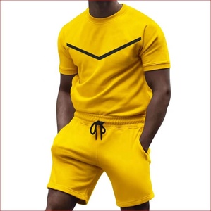 Ensemble court deux pièces blanc pour hommes, tenue d'été décontractée avec t-shirt à rayures noires et short à cordon de serrage, style streetwear, nouveau design - Product Image 6