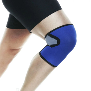 Las mangas de compresión premium para las rodillas ayudan a reducir la fatiga muscular, mejorar la estabilidad y aumentar la confianza durante entrenamientos exigentes. - Product Image 2