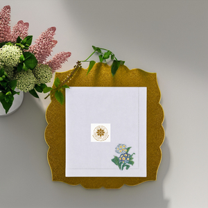 Serviette en lin avec broderie en grappe de muguets, des tons bleus doux créent une ambiance calme et élégante pour la table. - Product Image 3