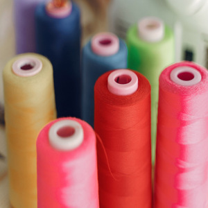 Vente en gros de fil à coudre peigné 100% polyester 40/2 5000yds résistance chimique à haute température technique de filage à l'anneau à motif brut - Product Image 2