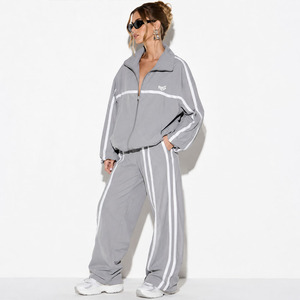 Veste coupe-vent imperméable à capuche zippée, style streetwear personnalisé, avec broderie, patchwork et bandes réfléchissantes, et pantalon de survêtement - Product Image 1