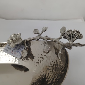 Plat à fruits ovale artisanal avec détails de branches florales, en acier inoxydable écologique, idéal comme centre de table pour mariage - Product Image 4